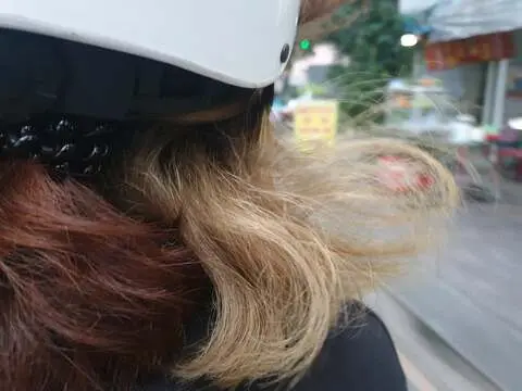 Cô gái chạy ra khỏi lớp và biến mất